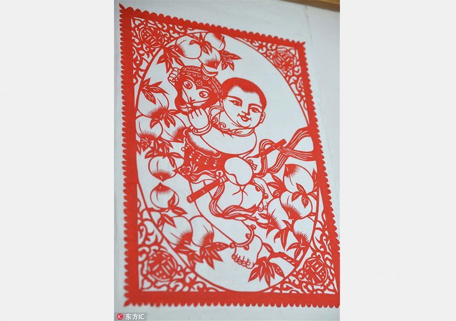 Guizhou folk artist keen to pass on paper cutting art