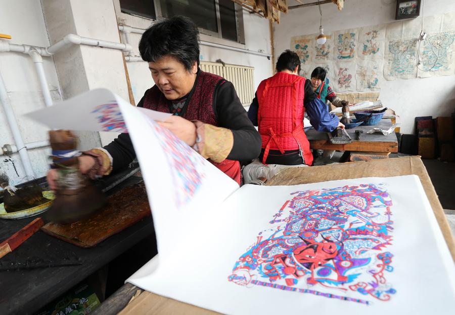 Folk artists make woodblock paintings for Spring Festival