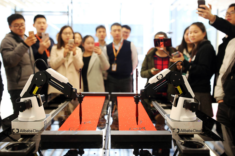 Robot writes Spring Festival couplets