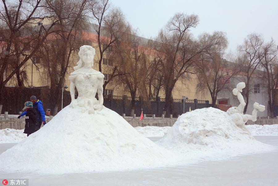 Retiree creates ice sculptures to greet Spring Festival in Jilin
