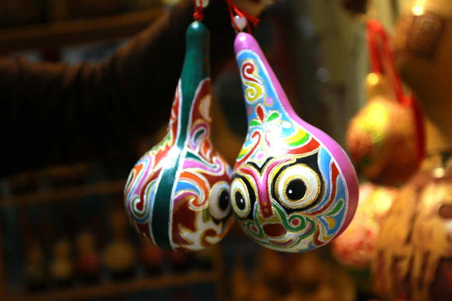 Zhengzhou folk artist creates exquisite gourd carvings