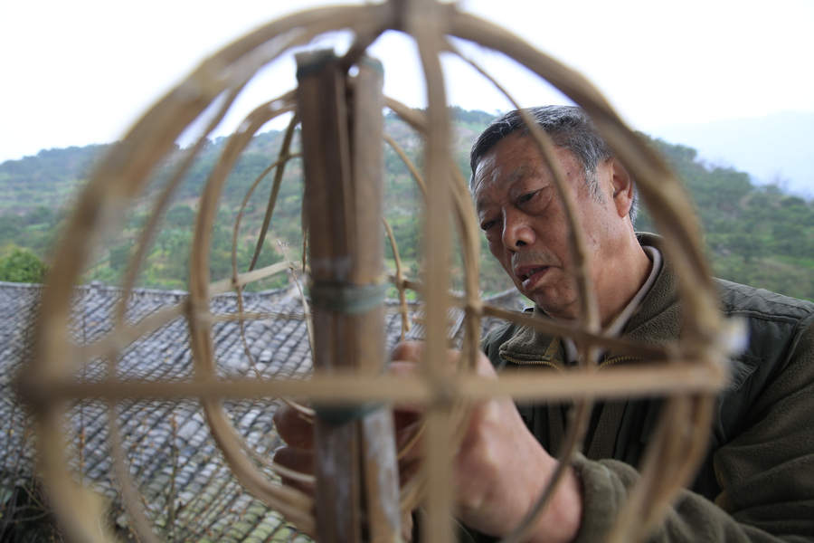 One man keeping traditional festoon-making alive