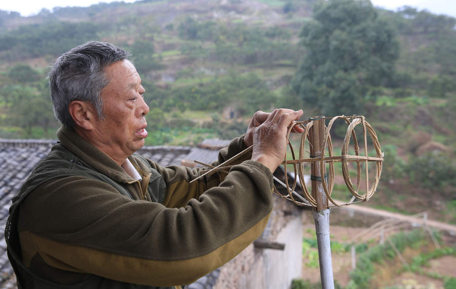 One man keeping traditional festoon-making alive