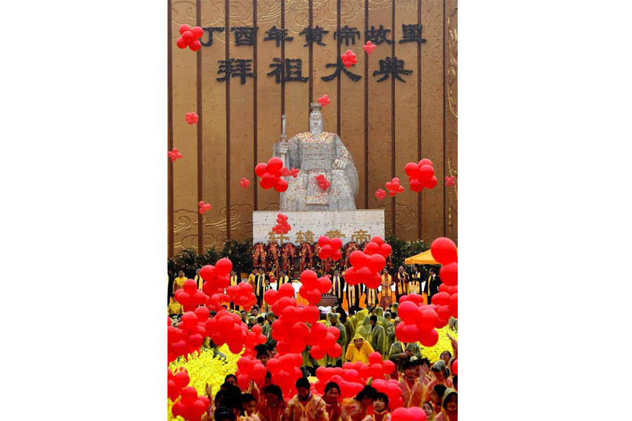 10,000 Chinese worship legendary ancestor in Zhengzhou