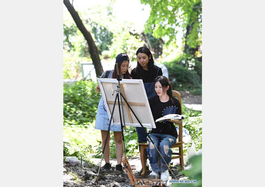 Girl records old streets with oil paintings in Chongqing