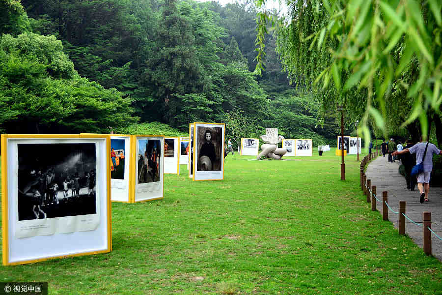 Over 3,000 photos add to the beauty of Hangzhou's West Lake