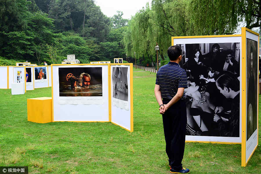 Over 3,000 photos add to the beauty of Hangzhou's West Lake