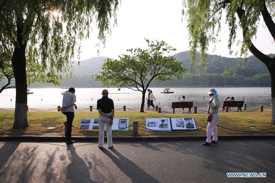 People visit photo exhibition in Hangzhou