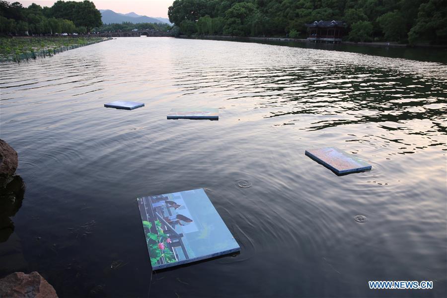 People visit photo exhibition in Hangzhou