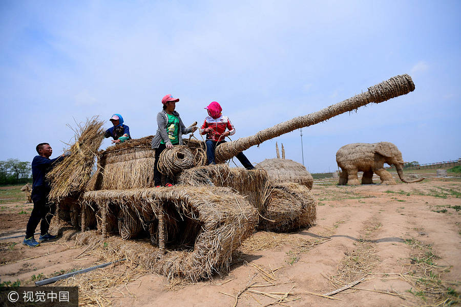 Straw sculptures attract visitors in Shenyang