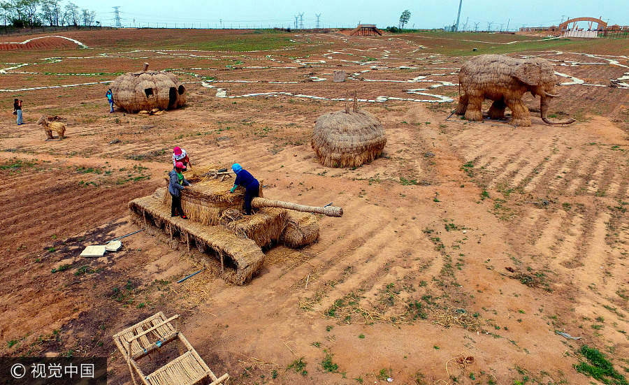 Straw sculptures attract visitors in Shenyang