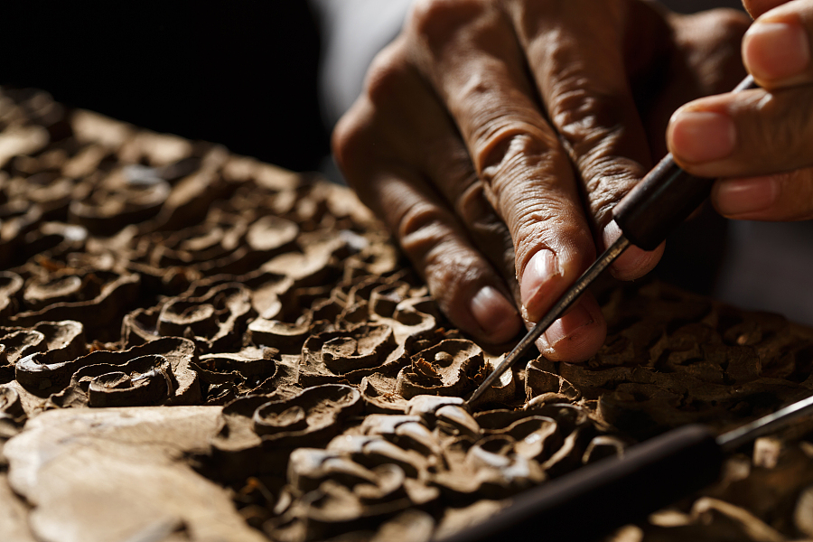 African wood carving artists inspired by Chinese art