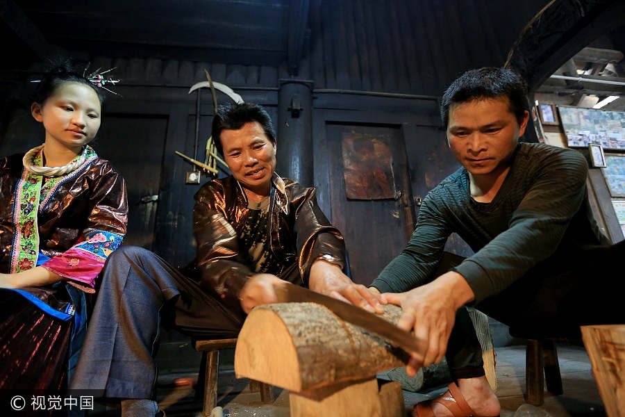 Miao craftsman passes on Manggao mask-making techniques