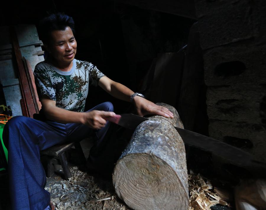 Miao craftsman passes on Manggao mask-making techniques