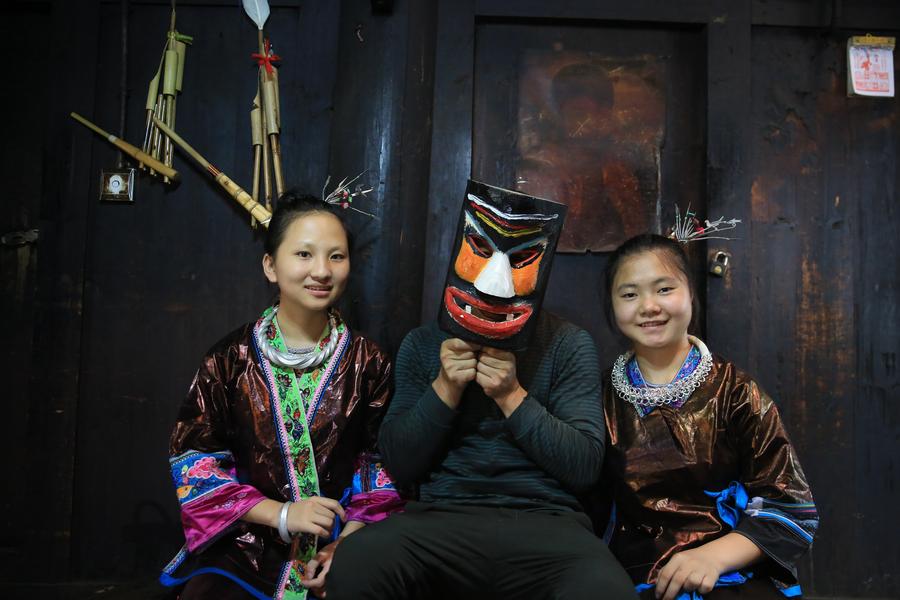 Miao craftsman passes on Manggao mask-making techniques