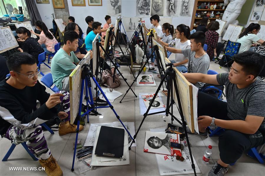 Students take art training classes in N China