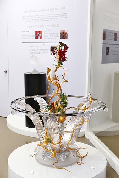 Prize-winning artist displays her crystal works in Beijing