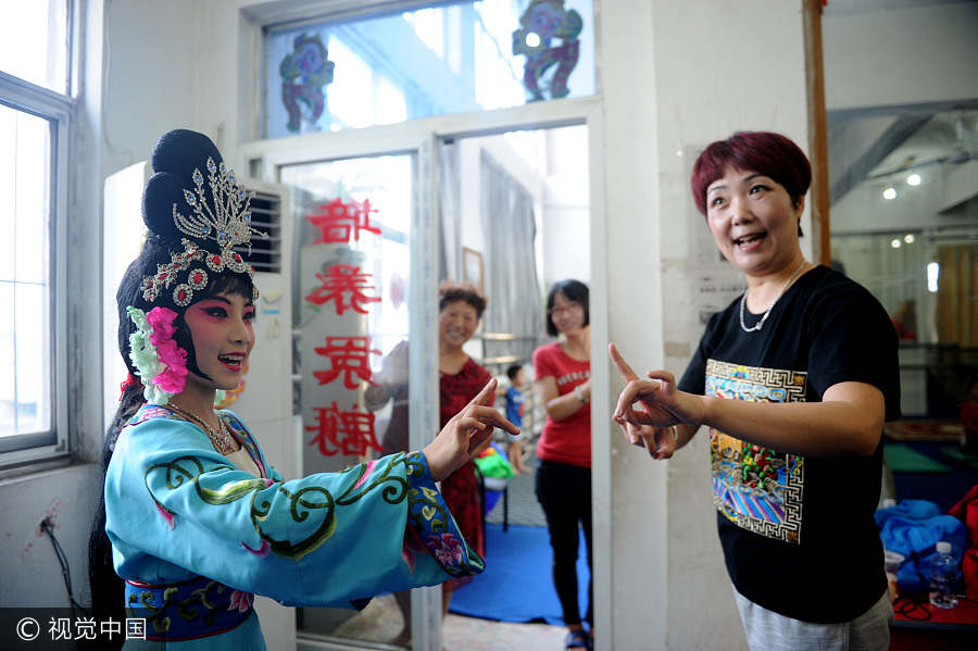 Girl's dedication to Peking Opera art