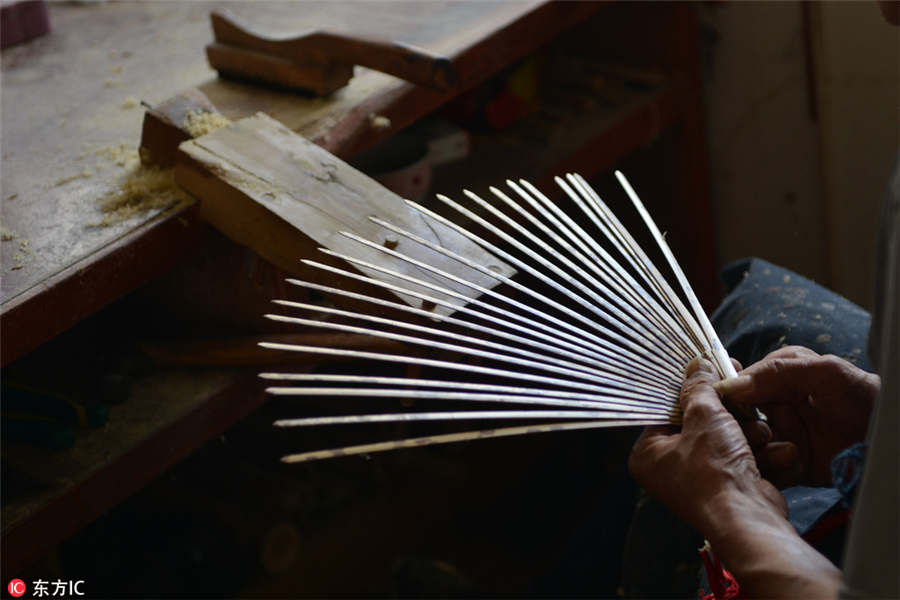 Handmade folding fan of Nanjing is work of art and labor