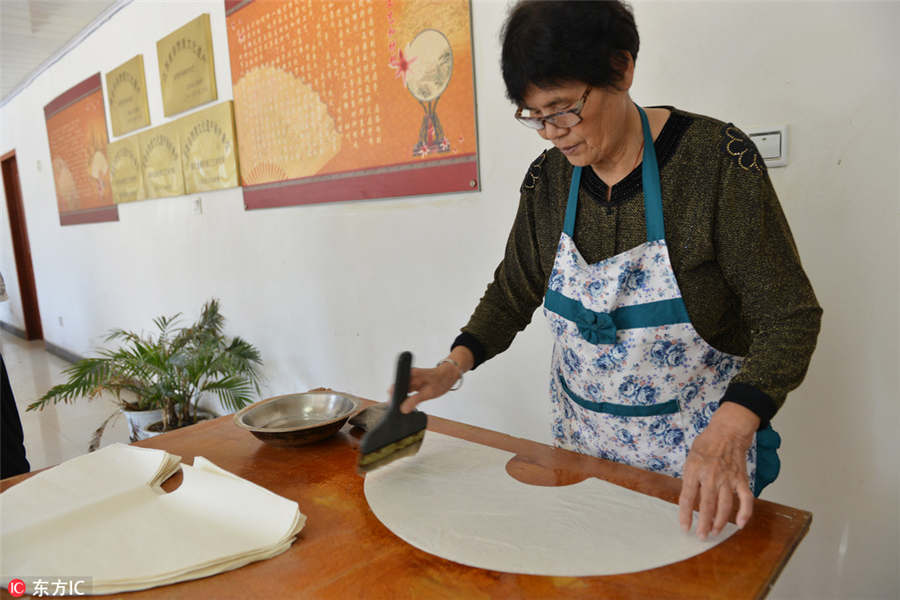 Handmade folding fan of Nanjing is work of art and labor