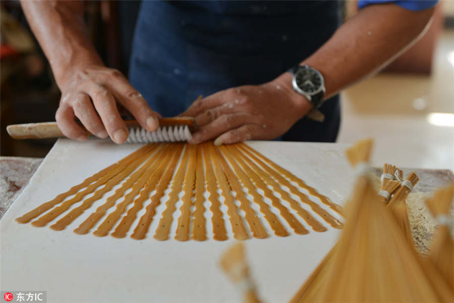 Handmade folding fan of Nanjing is work of art and labor