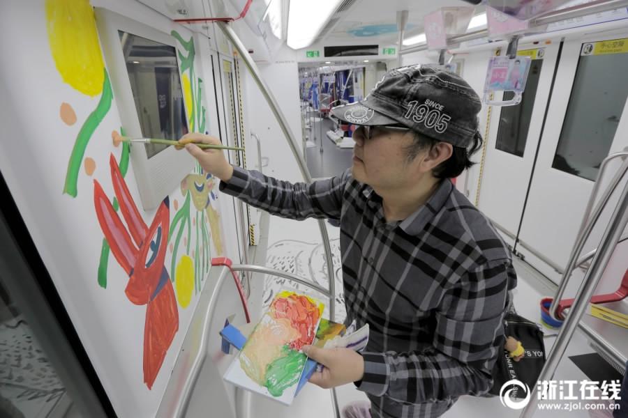 Illustrators paint subway cars in Hangzhou