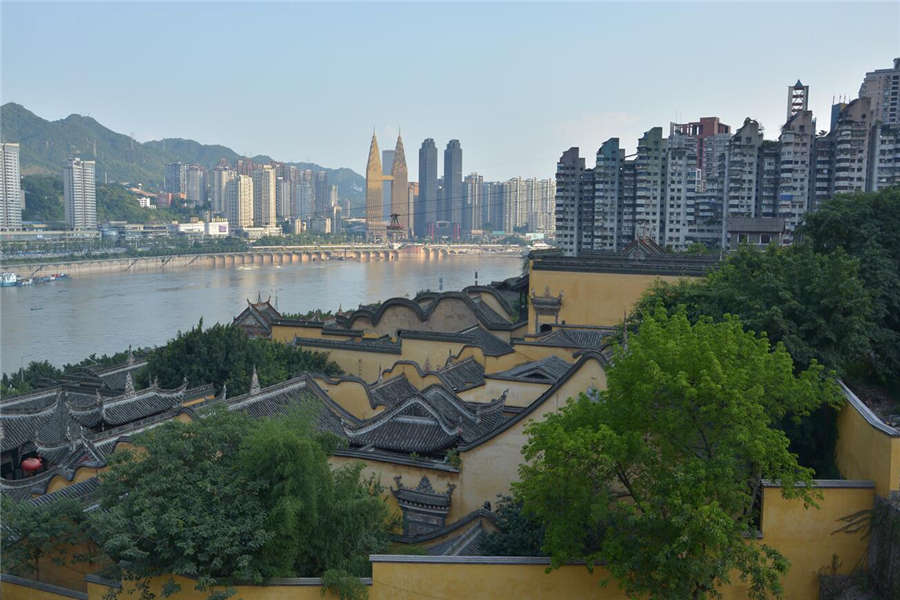 Young man records old Chongqing in pictures