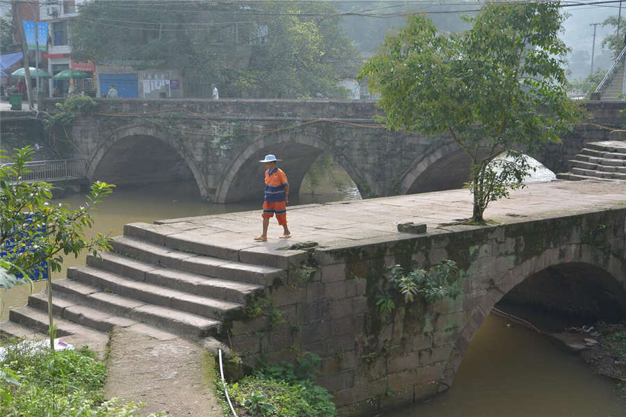 Young man records old Chongqing in pictures