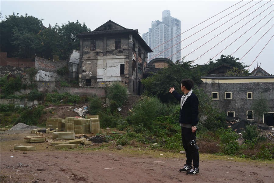 Young man records old Chongqing in pictures