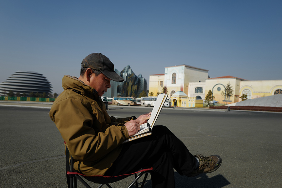 Jilin teacher creates 300 pictures with pen drawing