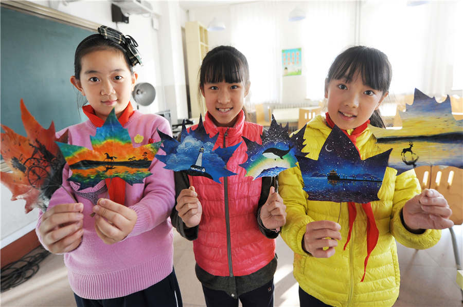 Leaf paintings portray landscape of Qingdao