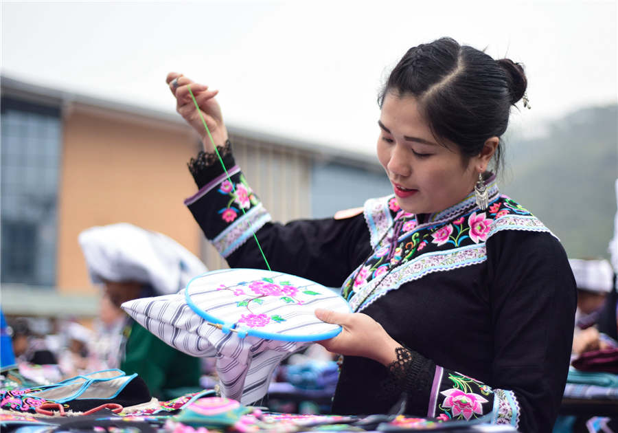 Female embroiderers compete in Guizhou