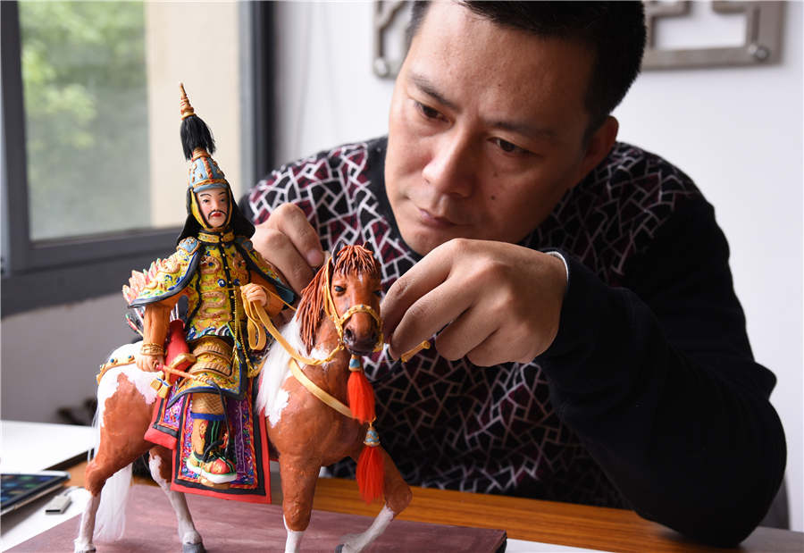 Craftsman creates vivid clay sculptures