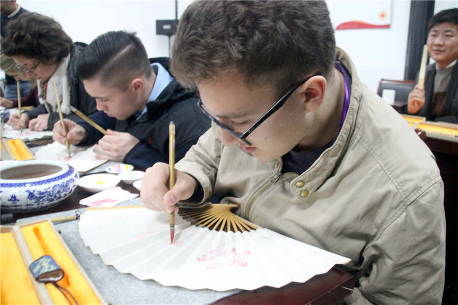 Foreigners experience Chinese fan art in Suzhou