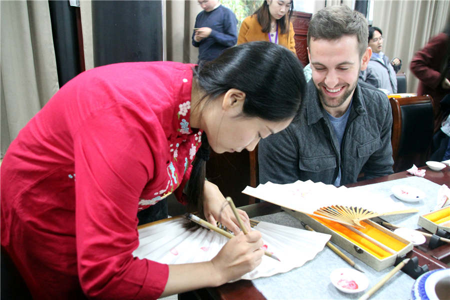 Foreigners experience Chinese fan art in Suzhou