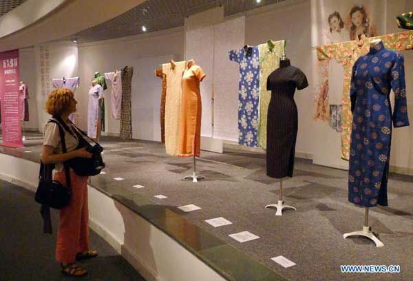 Splendid cheongsams displayed at museum in Hangzhou