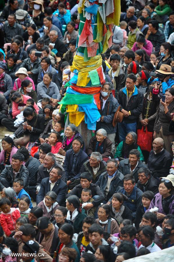 Huge Buddha portrait unfolded in Lhasa's Gandan Temple