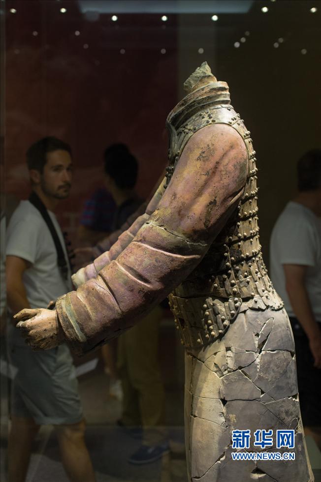 Process of repairing pieces of terracotta warriors