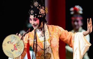 Artists perform Huangmei opera in Jinan