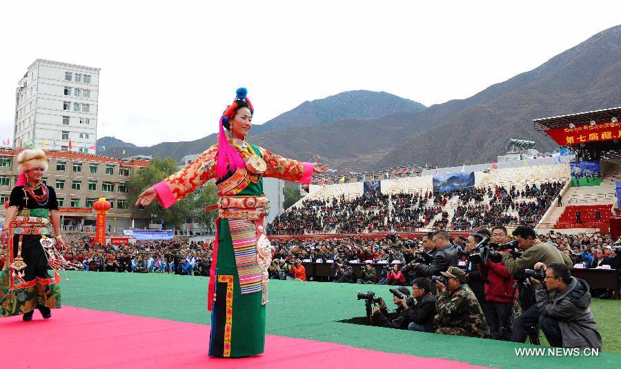 Folk costumes show hosted in Tibet