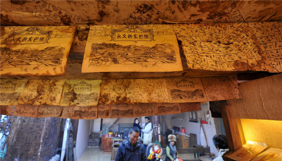 Dongba papermaking craft in Lijiang