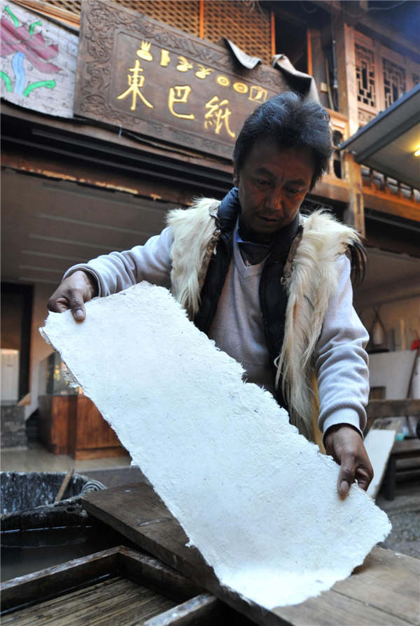 Dongba papermaking craft in Lijiang