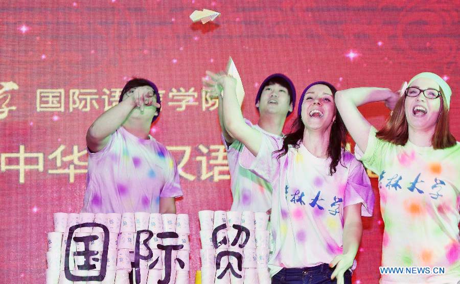 Foreign students perform in Chinese college