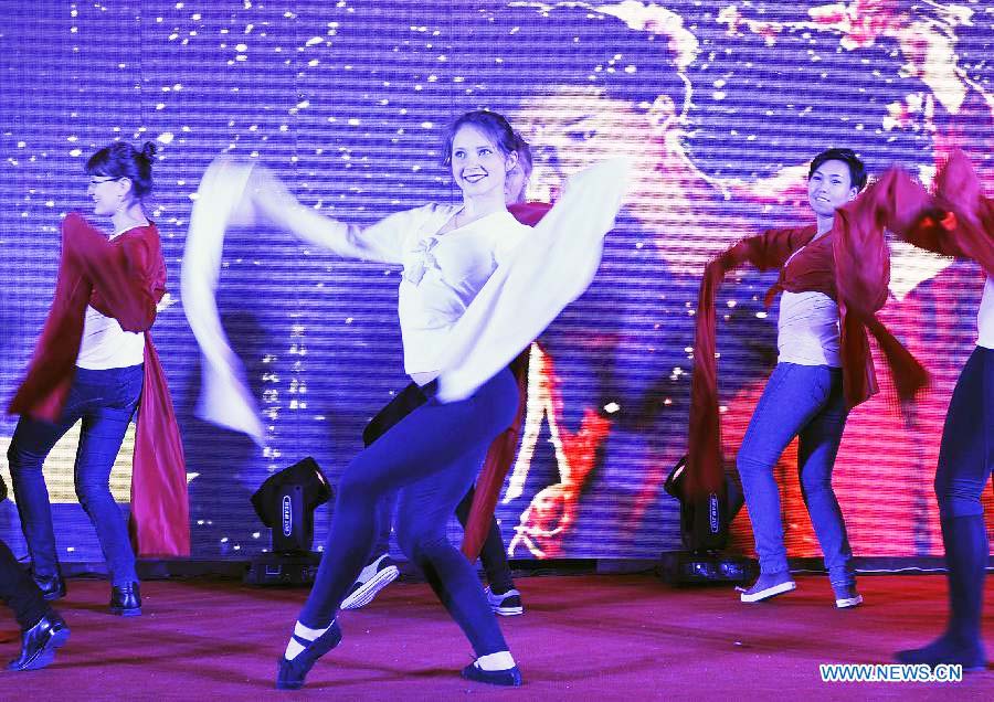 Foreign students perform in Chinese college