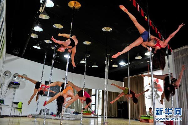 Girls prepare for 2014 World Pole Dancing Championships