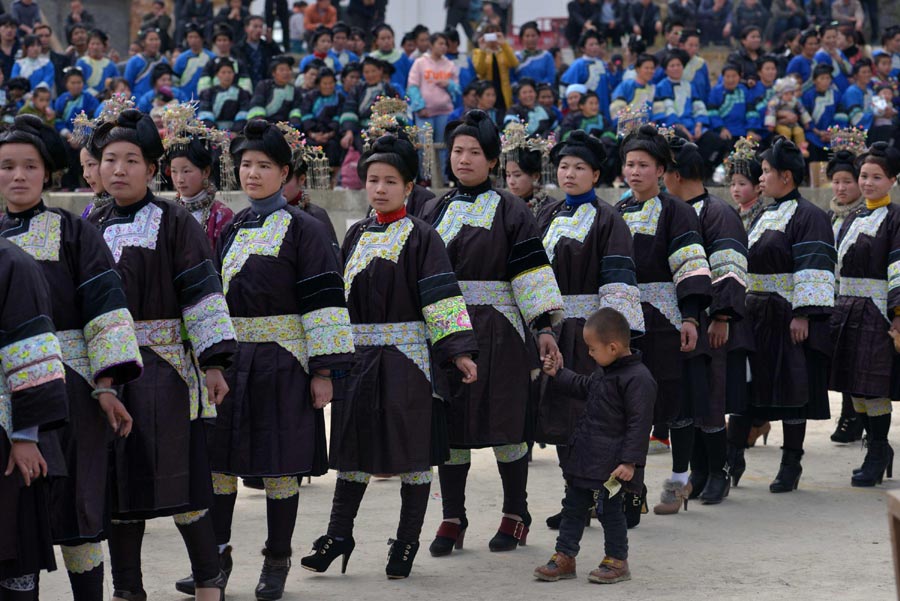 Dong people celebrate Spring Festival with singing and dancing