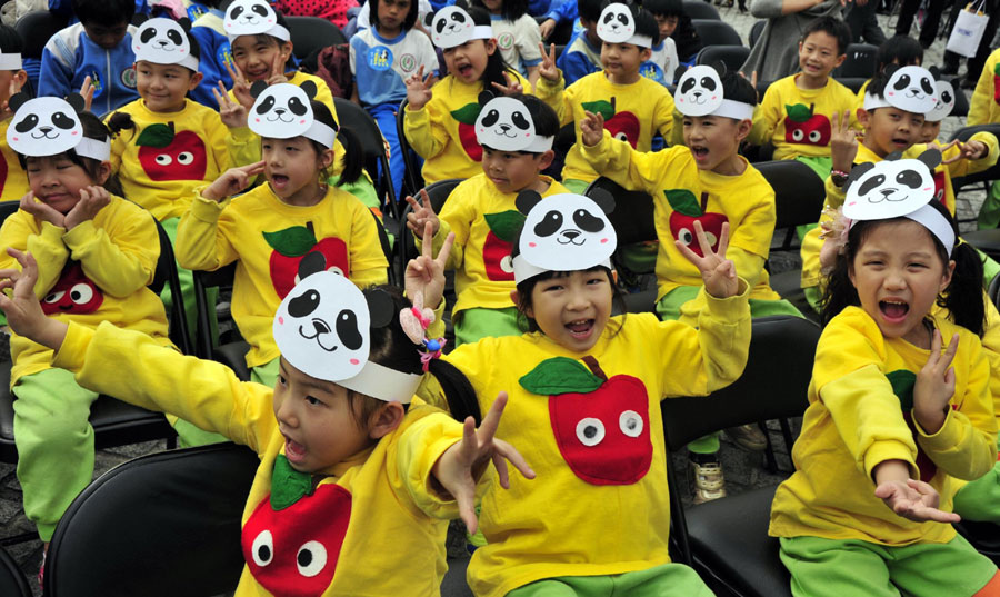 Open-air exhibition of 'pandas' kicks off in Taipei