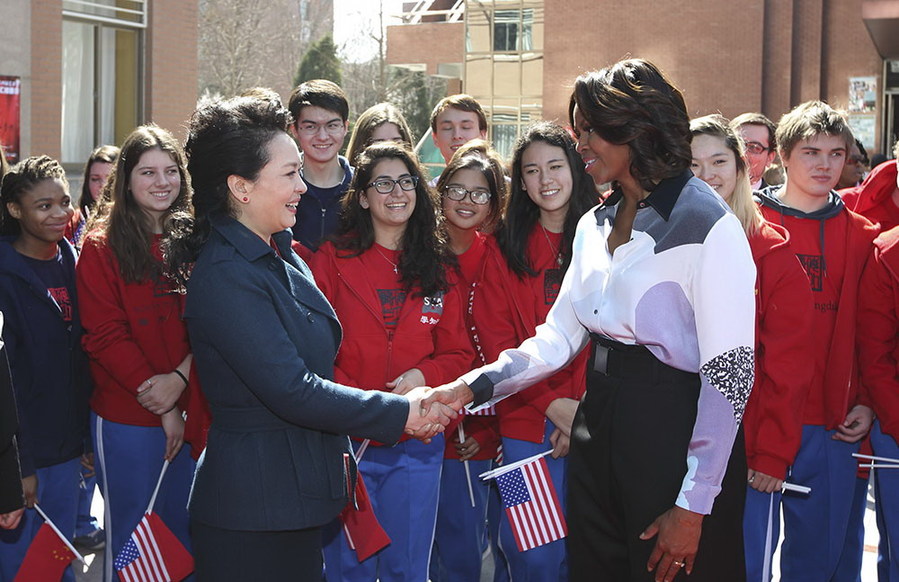 Peng Liyuan meets with Michelle Obama