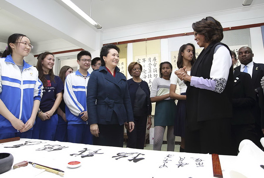 Peng Liyuan meets with Michelle Obama