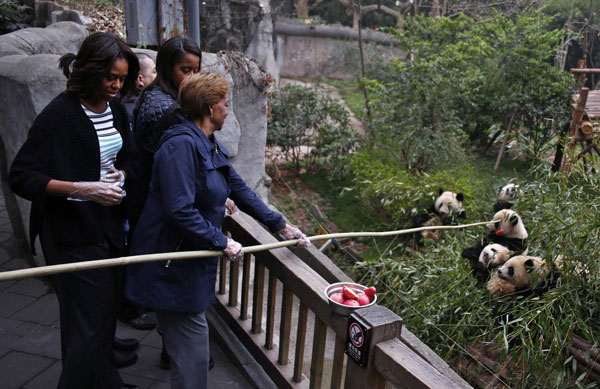 Panda visit wows Obama family on last day of tour